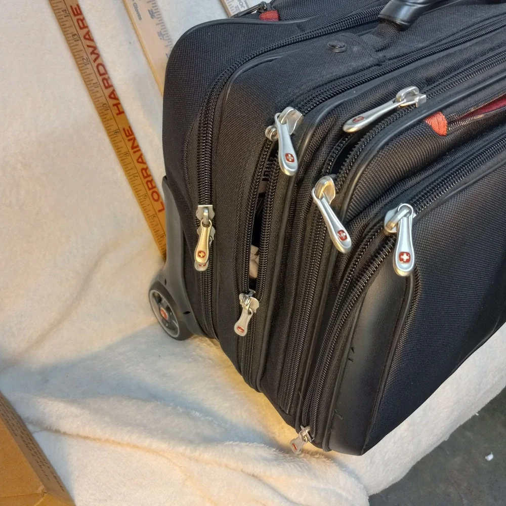 Wenger Swiss Gear Rolling Travel Carry On Laptop Briefcase Bag 17 X 14 Inch